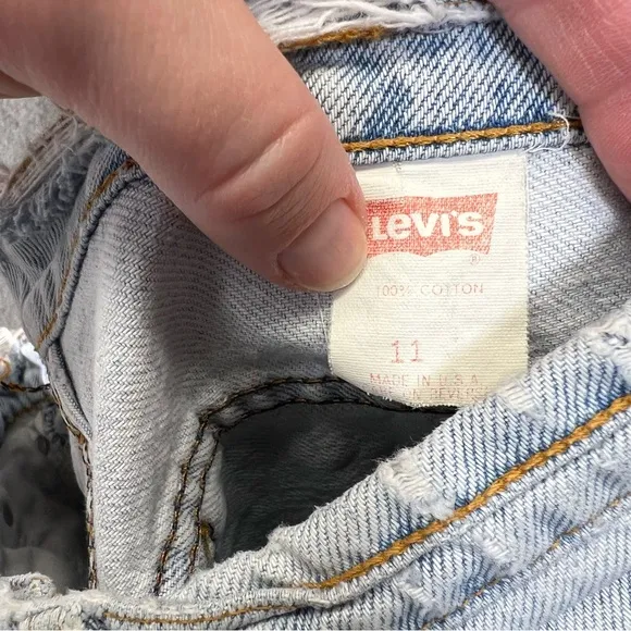 1990s sz 11 Levi’s vintage longline hightwaisted shorts distressed