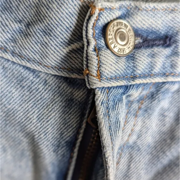 A&amp;F The Mid Rise Distressed Denim Boyfriend Cut Off Jean Shorts Women's Sz 8