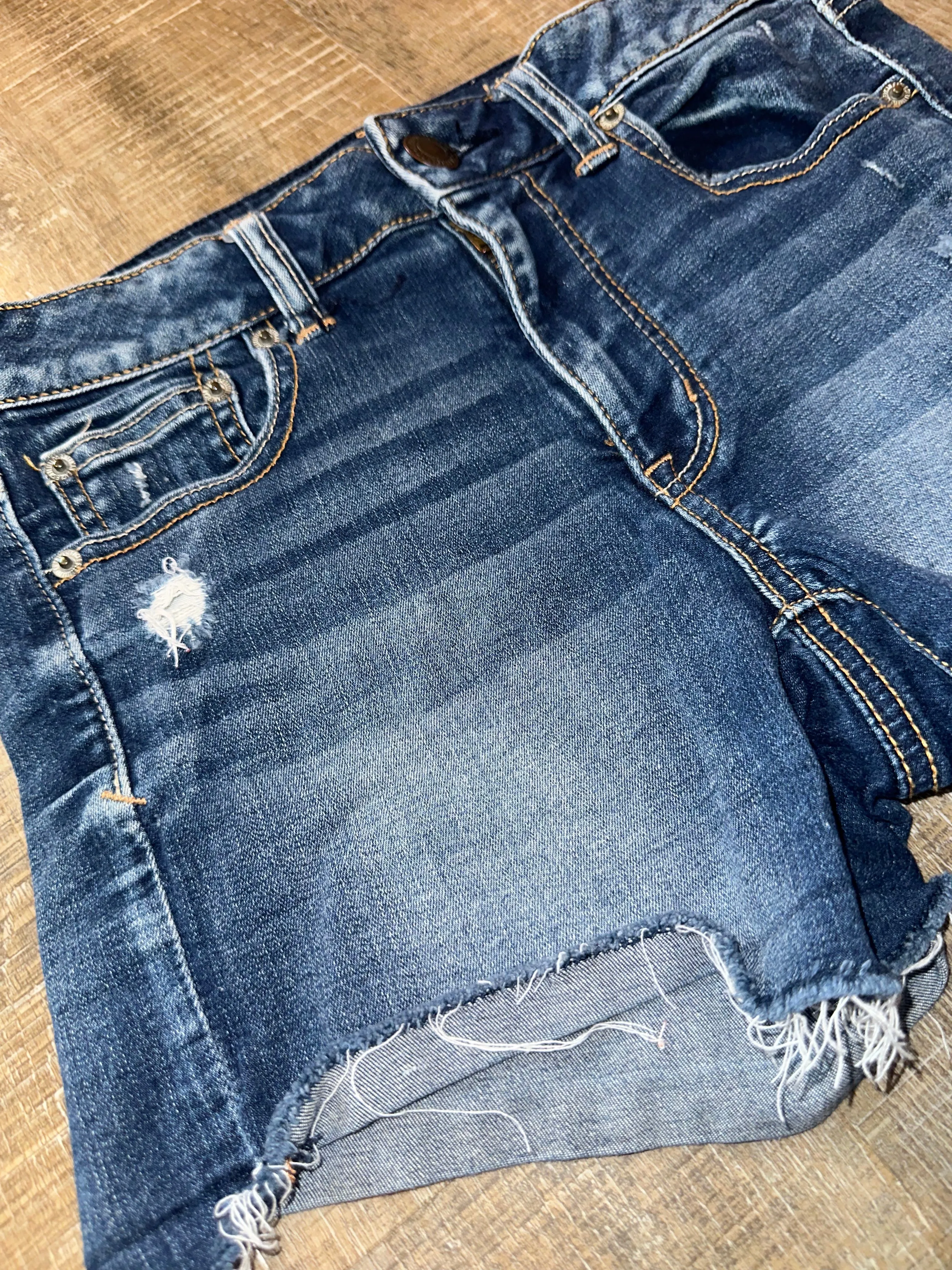 American Eagle (4) Distressed Denim Super Stretch Midi Jean Shorts