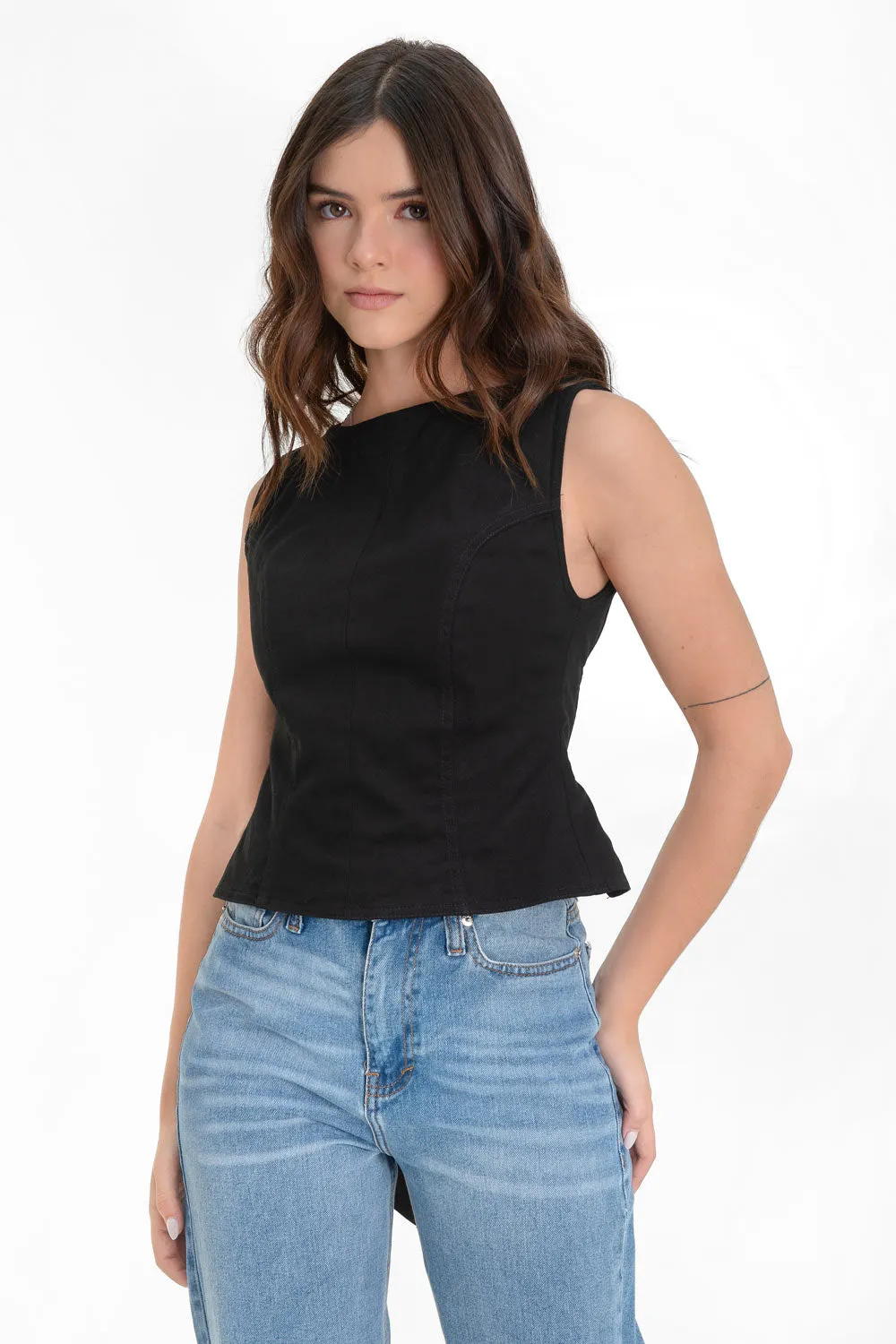 Blusa corta sin mangas con cut out espalda