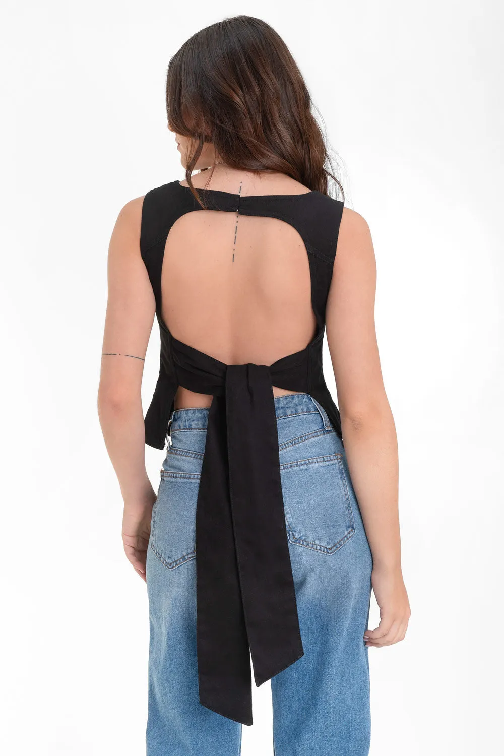 Blusa corta sin mangas con cut out espalda