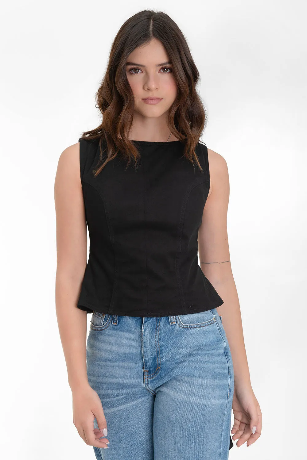 Blusa corta sin mangas con cut out espalda