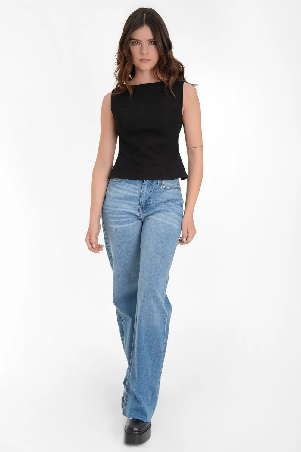 Blusa corta sin mangas con cut out espalda