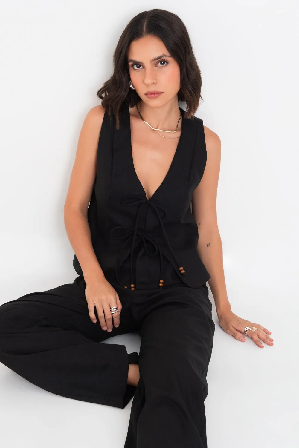 Blusa sin mangas escote con lazos en contraste
