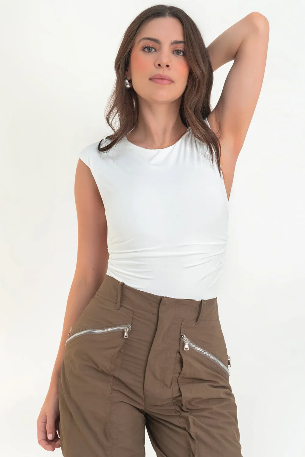 Body ajustado sin mangas cut out en espalda
