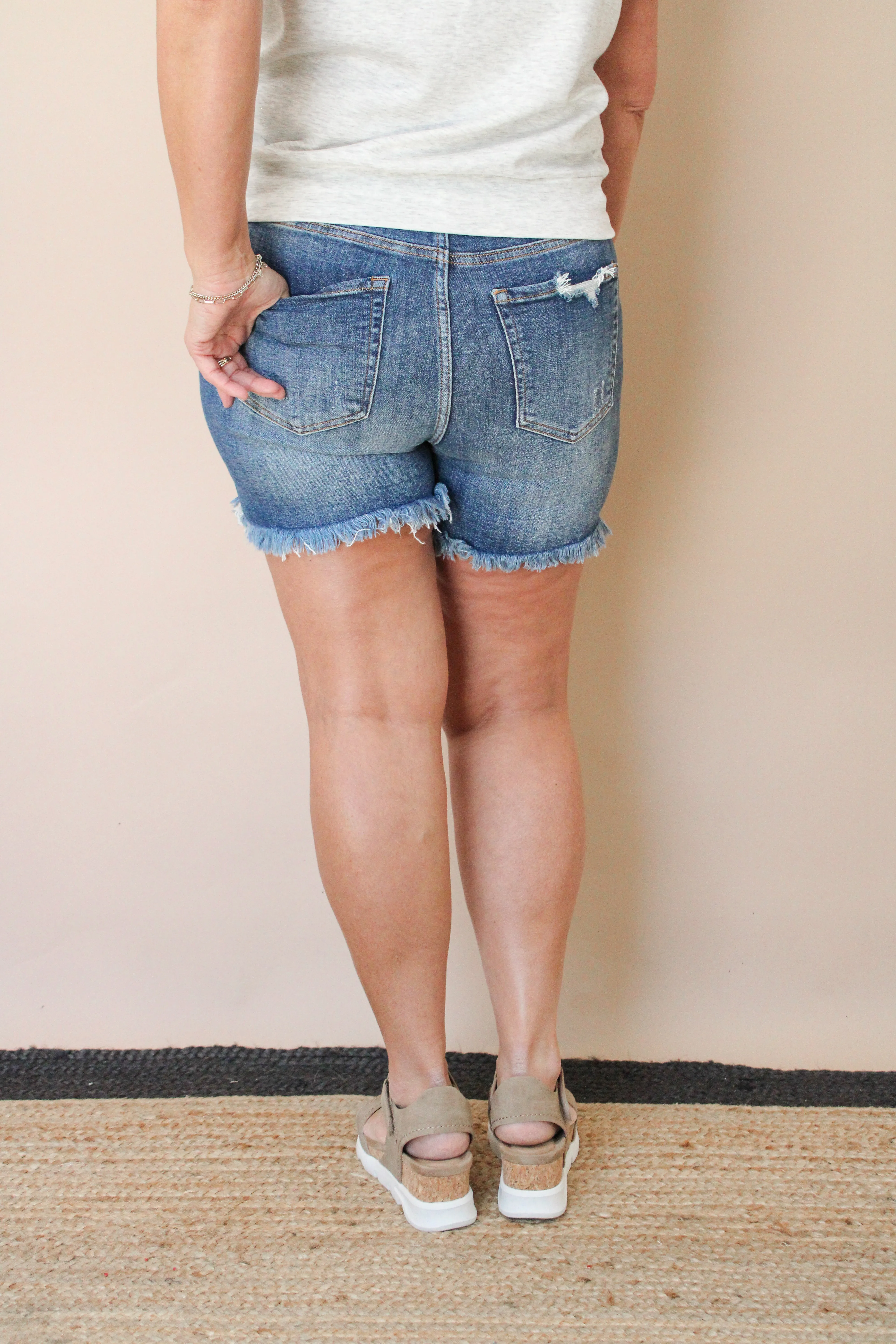 CASSIE REG/CURVY MEDIUM WASHED DENIM SHORTS