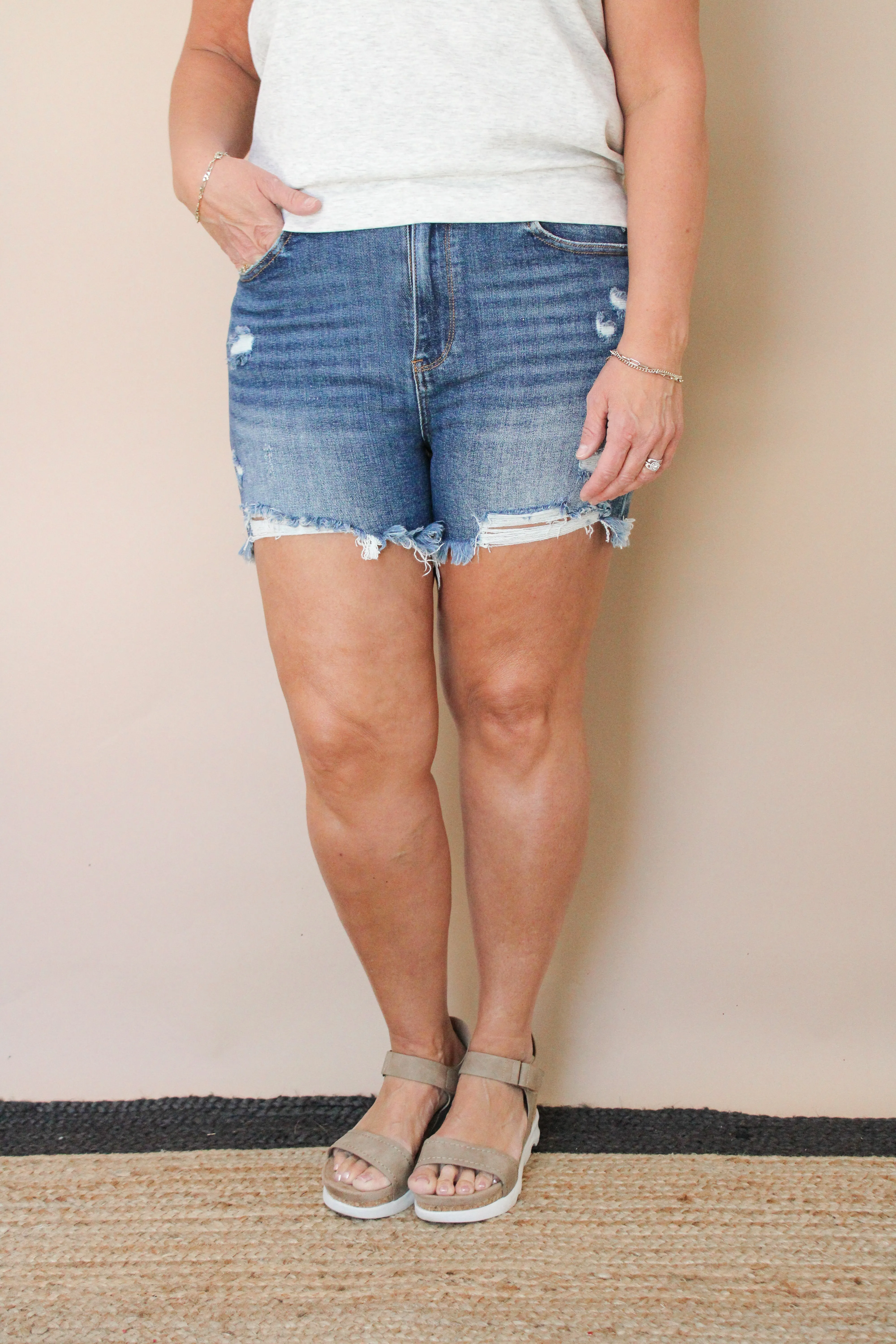 CASSIE REG/CURVY MEDIUM WASHED DENIM SHORTS