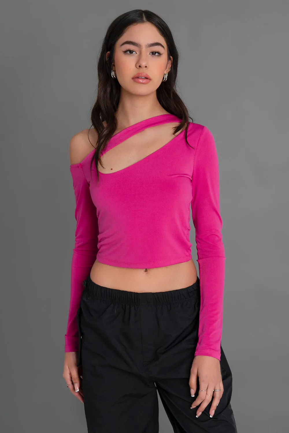 Crop top manga larga escote diagonal con cut out