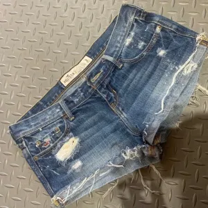 Hollister distressed shorts y2k