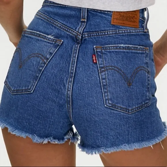 Levi’s 25  ribcage shorts distressed nwt