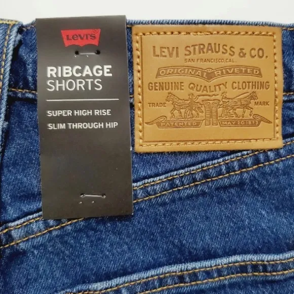 Levi’s 25  ribcage shorts distressed nwt