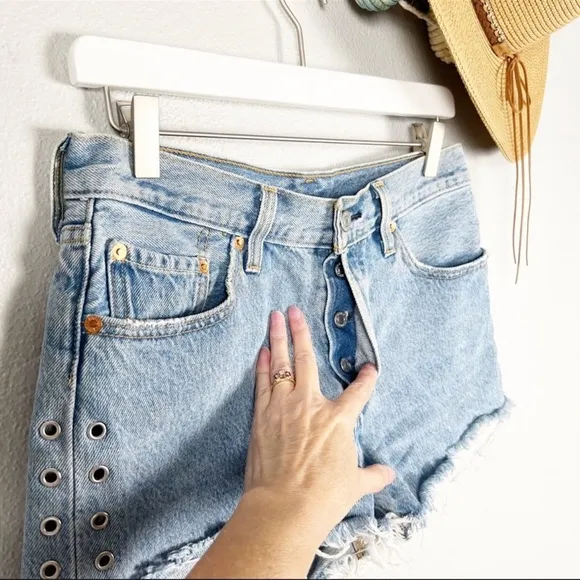 Levi’s 501 High Rise Button Fly Distressed Cut Off Light Wash Jean Shorts 27