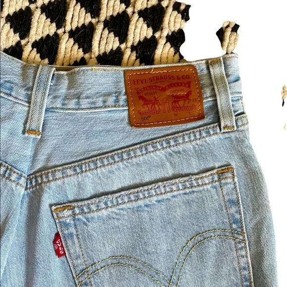 Levi’s 501 Mid Rise Distressed jean shorts size 30