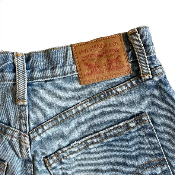Levi’s 501 mid rise light wash distressed jean shorts size 25