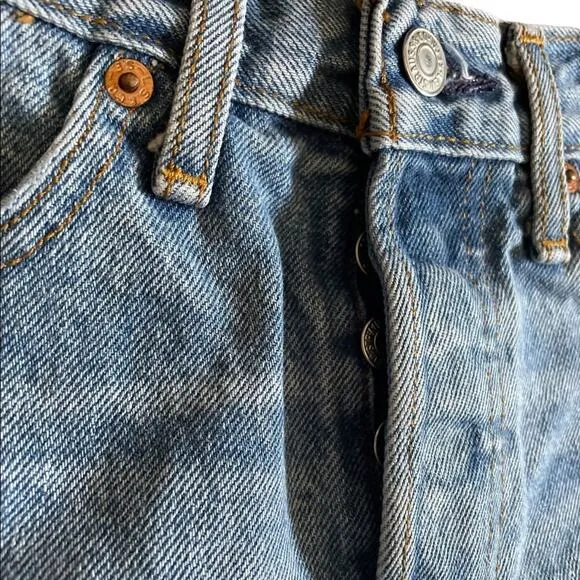 Levi’s 501 mid rise light wash distressed jean shorts size 25