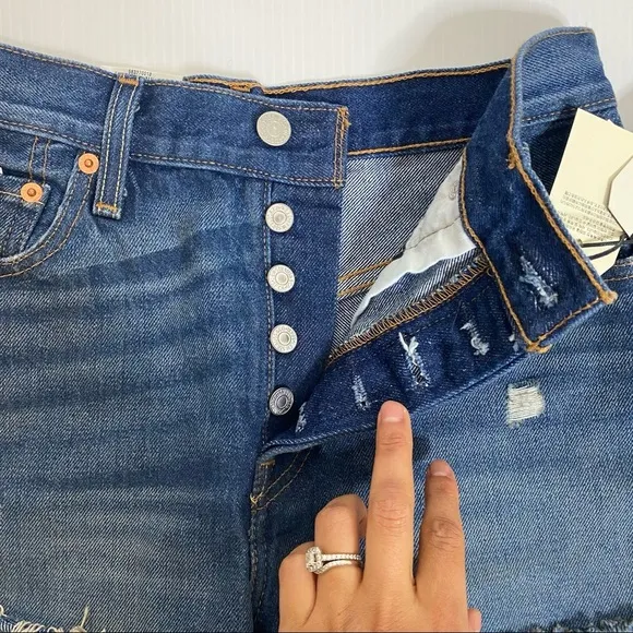 Levi’s- NWT High Waist 501 Distressed Shorts Size 25
