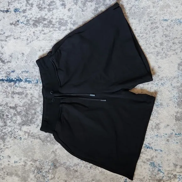 Lululemon Women's Size 8 Scuba Black High Rise Shorts Drawstring 6.5&quot; Inseam
