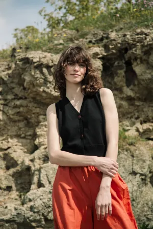 neisha vest in black