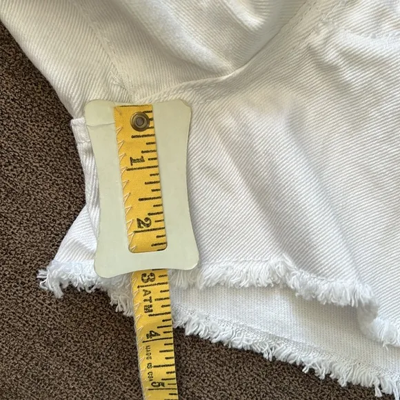 New BLANKNYC Distressed Frayed Hem Shorts Button Fly in White Size 26