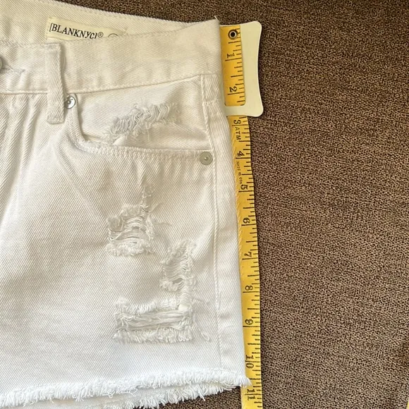 New BLANKNYC Distressed Frayed Hem Shorts Button Fly in White Size 26