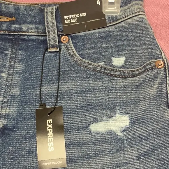 NWT Express ladies boyfriend midi mid-rise denim shorts, size 4