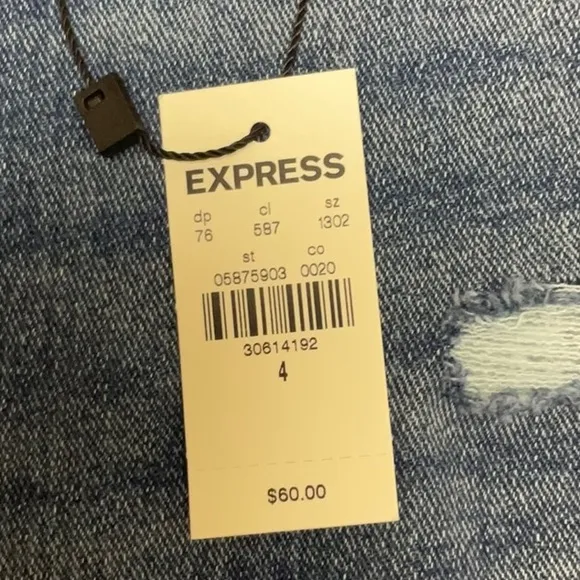 NWT Express ladies boyfriend midi mid-rise denim shorts, size 4