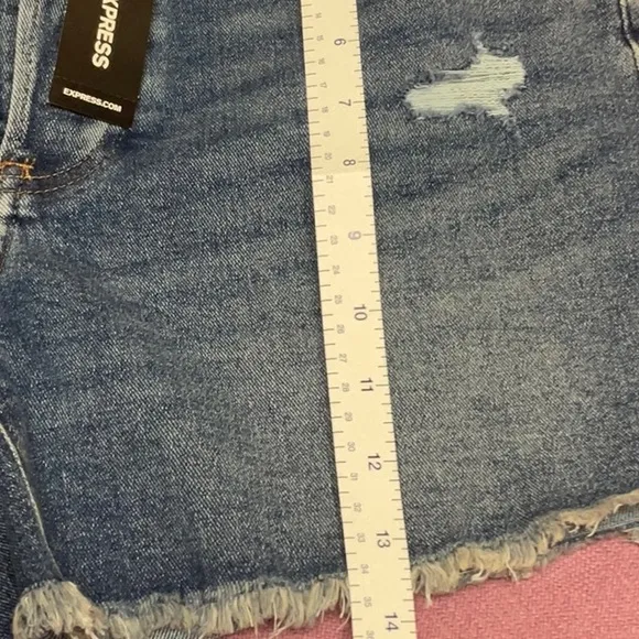 NWT Express ladies boyfriend midi mid-rise denim shorts, size 4