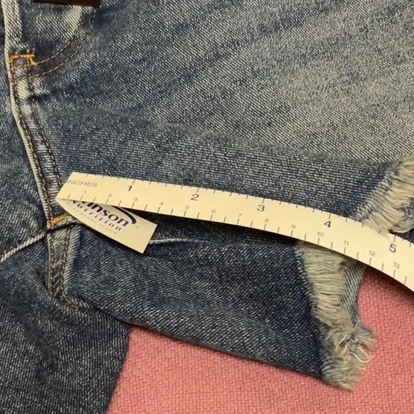 NWT Express ladies boyfriend midi mid-rise denim shorts, size 4