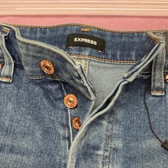 NWT Express ladies boyfriend midi mid-rise denim shorts, size 4