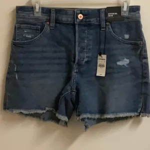 NWT Express ladies boyfriend midi mid-rise denim shorts, size 4