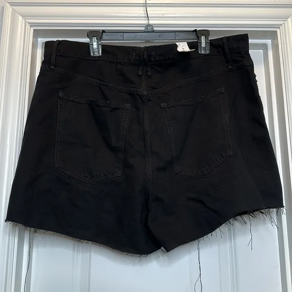 NWT! Good American distressed black jean shorts Sz 15W.