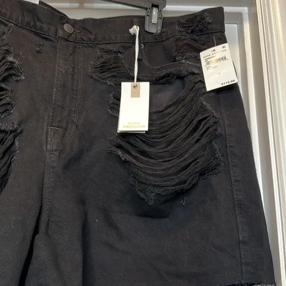 NWT! Good American distressed black jean shorts Sz 15W.
