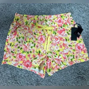 NWT Kut from the Kloth floral shorts. Medium