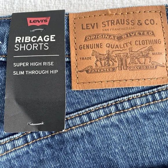 NWT Levi’s Ribcage Denim Jean Shorts