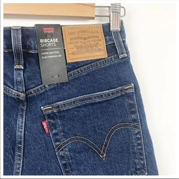 NWT Levi’s Ribcage Distressed Cut Off Denim Shorts Size 25