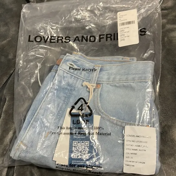 NWT Lovers   Friends Austin Super High Rise  Distressed Cut Off Denim Shorts