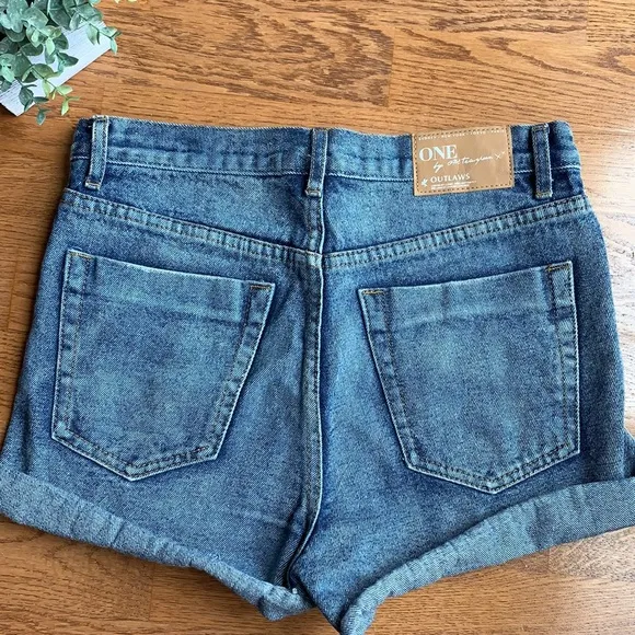 ONE by ONE TEASPOON outlaws distressed denim shorts (26) ✨