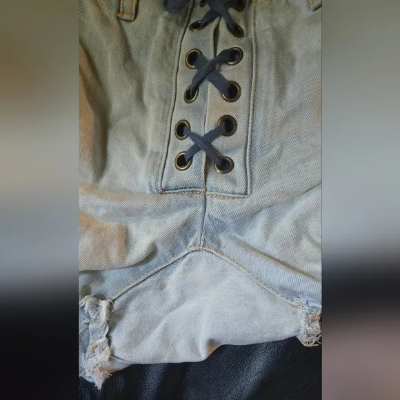 One Teaspoon jean shorts corset front tie drop crotch skinny leg mid length sz26