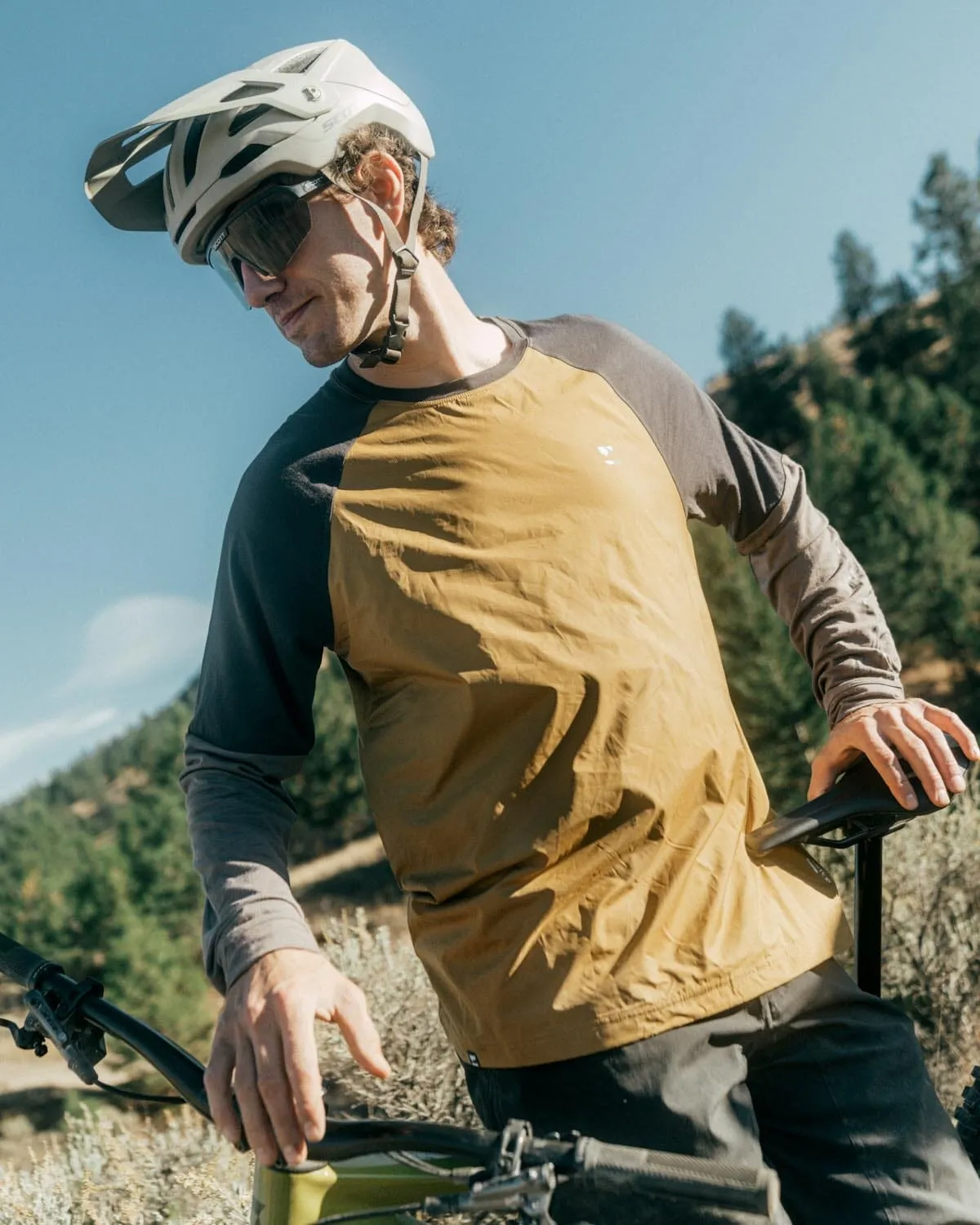 Tarn Merino Bike Wind Jersey - Cumin Dust