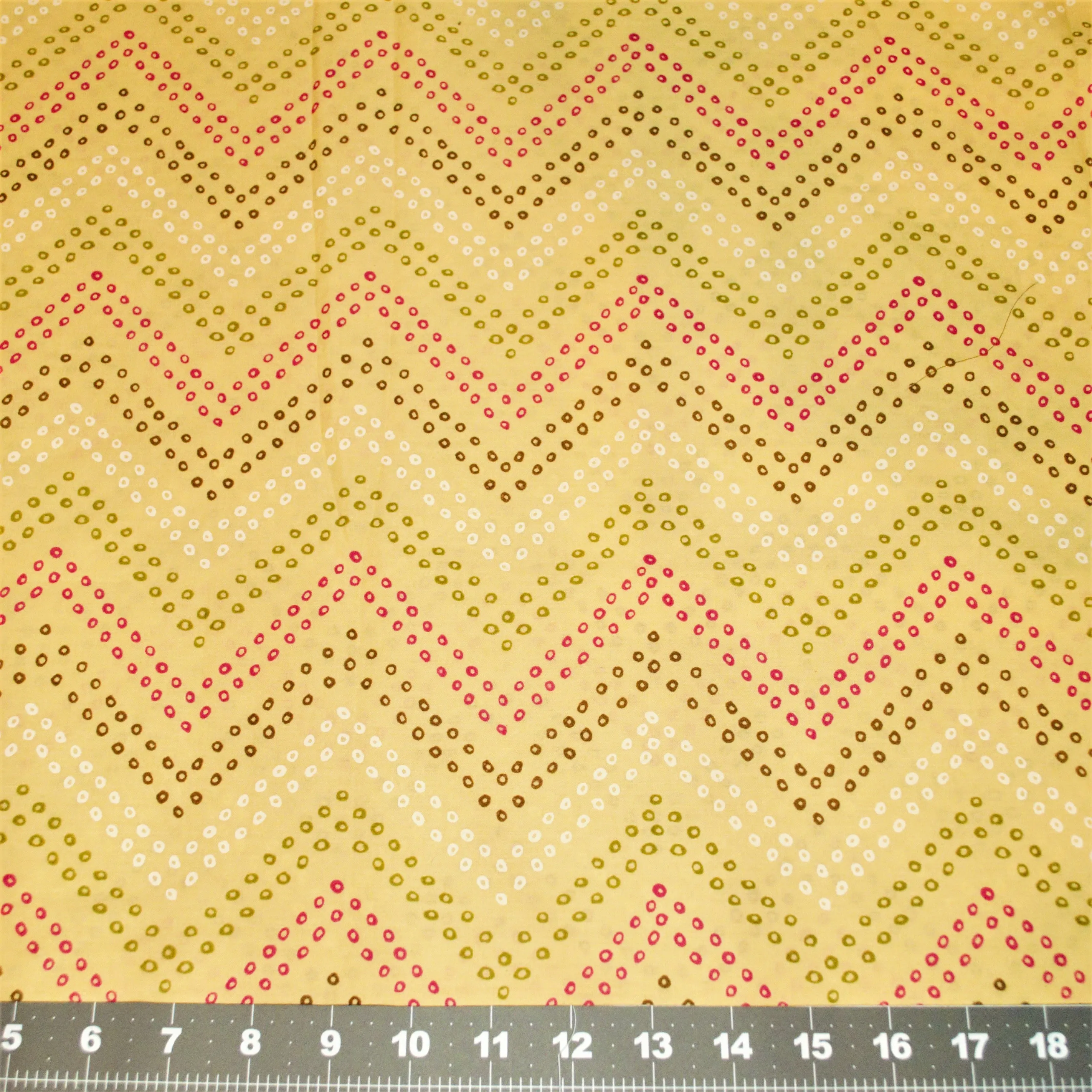 Zig-zag Dots on Yellow